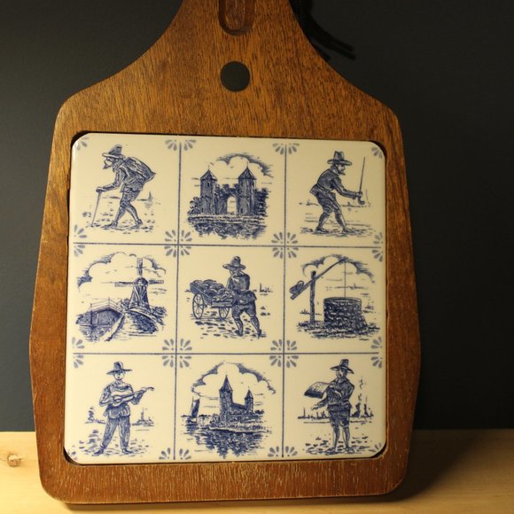 Vintage delft blue ceramic tile and wood cutting board - Picture 1 of 6